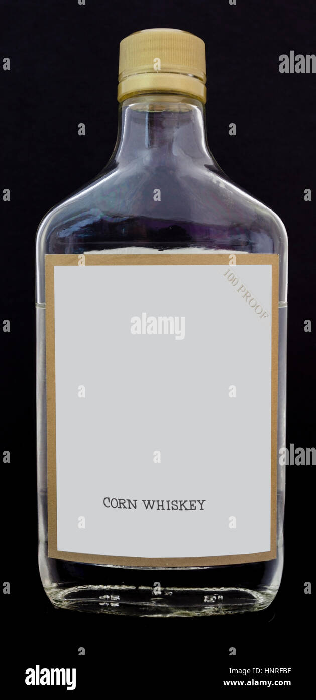 Botella de whisky de maíz con etiqueta en blanco contra el fondo negro.  Copie el espacio Fotografía de stock - Alamy