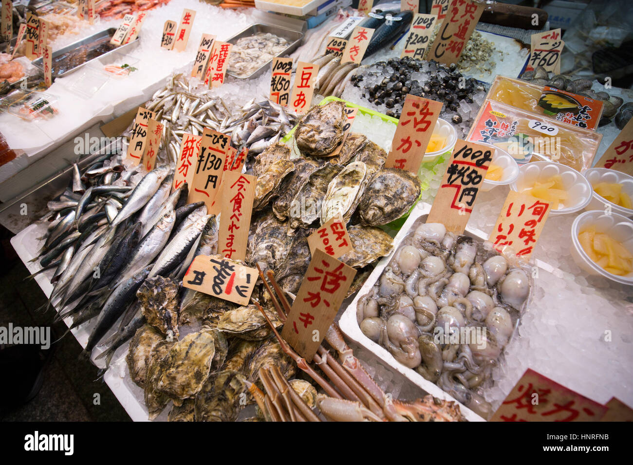 Al mercado de Nishiki: un mercado en el centro de Kyoto, Japón Foto de stock