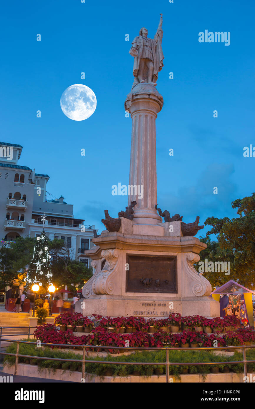 Decoraciones de Navidad la estatua de Cristóbal Colón, la plaza de Colón el  CASCO ANTIGUO DE SAN JUAN DE PUERTO RICO Fotografía de stock - Alamy