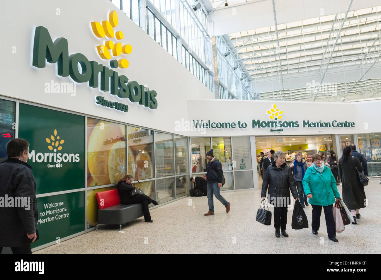 Morrisons supermercado con nuevo logo dentro el Merrion Centre, el centro de la ciudad de Leeds, Inglaterra, Reino Unido. Foto de stock