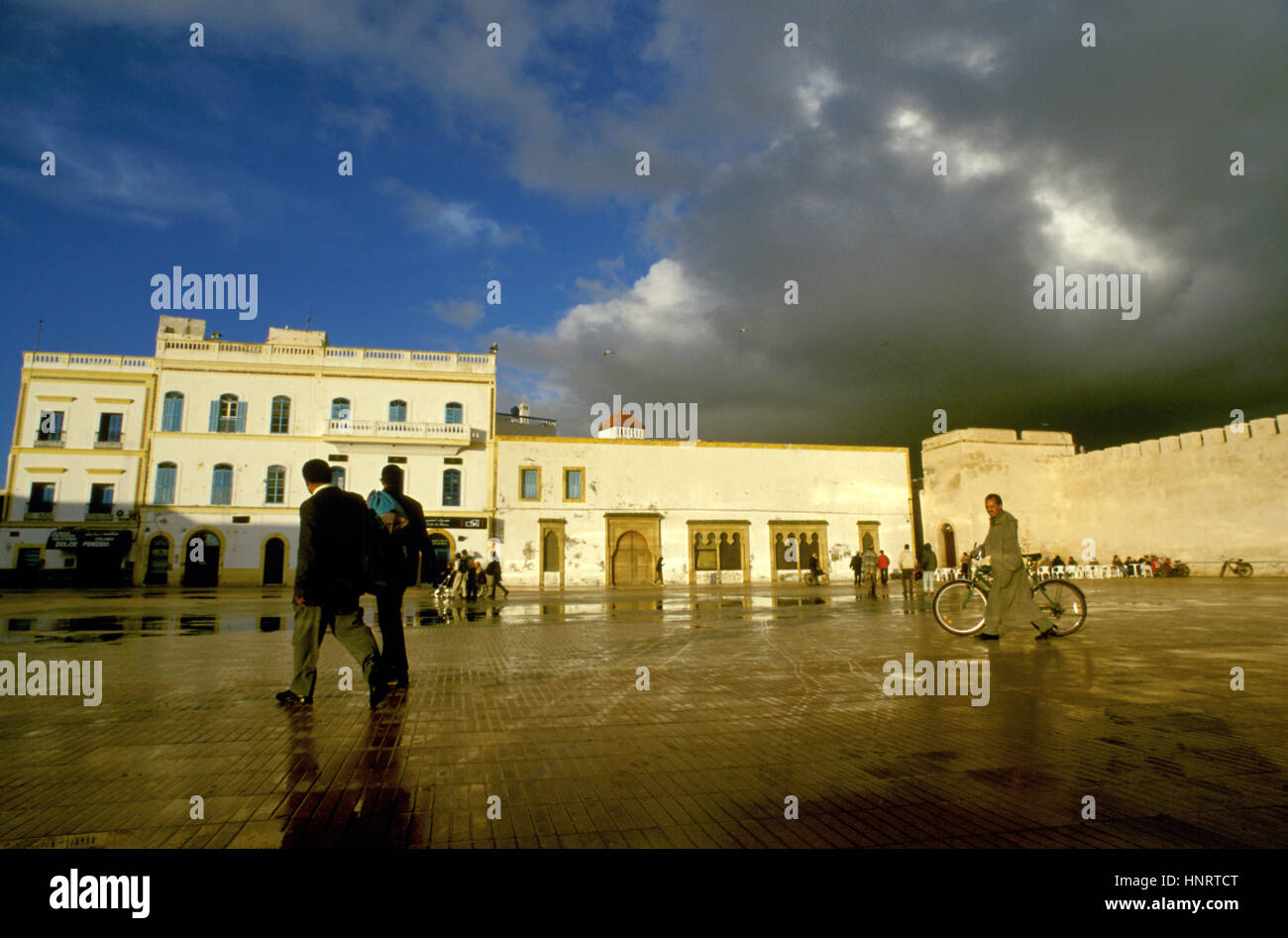Foto Panorámica de la plaza Moulay Assan, Essaouira, Sitio del Patrimonio Mundial de la UNESCO, en la costa de Marruecos, Norte de África, África Foto de stock