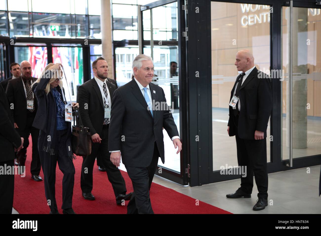 El Secretario de Estado de Estados Unidos, Rex Tillerson llega a la Conferencia Mundial de Bonn centro para participar en la Reunión de Ministros de Relaciones Exteriores del G-20, el 16 de febrero de 2017, en Bonn, Alemania. (Glen Johnson/U.S. A través del Departamento de Estado Planetpix) Foto de stock