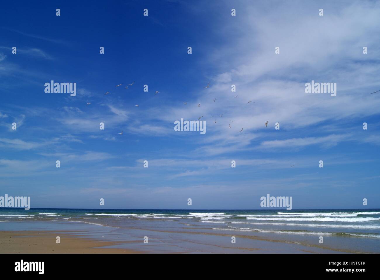 Un hermoso día de verano en una playa hermosa Foto de stock