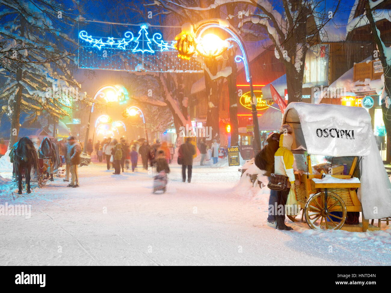 Ciudad de nieve de invierno en tiempo de Navidad en Zakopane, Polonia Foto de stock