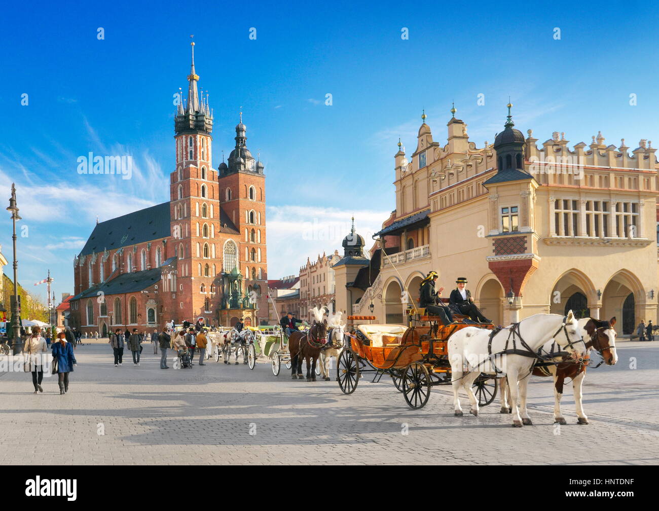 Cracovia - Transporte esperando turistas, la Iglesia de Santa María en el fondo, Polonia LA UNESCO Foto de stock