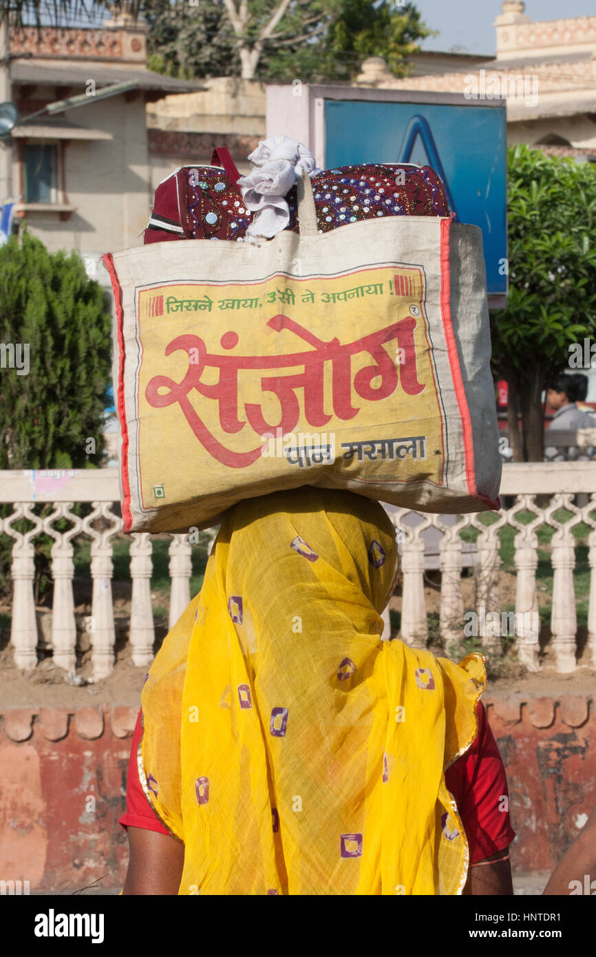 saree with bolsa