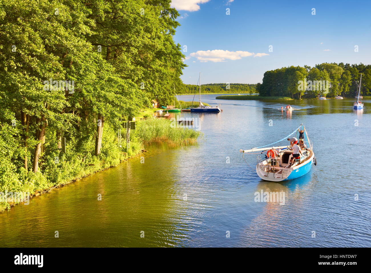 Velero en El Lago Sztynort, región de Masuria, en Polonia, Europa Foto de stock