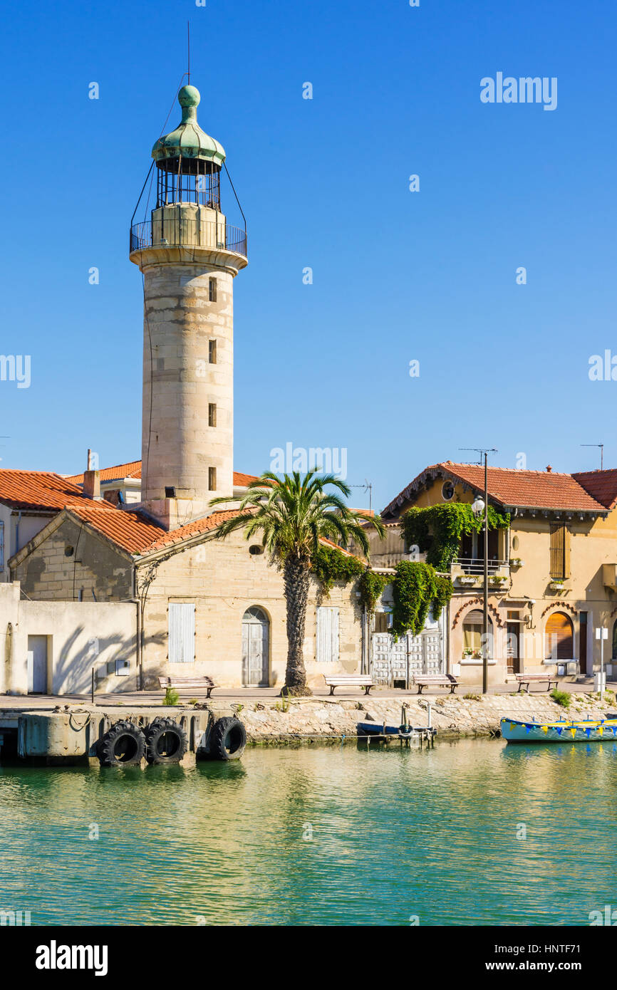 El emblemático Faro de piedra a lo largo de la Marítima Chenal, Le Grau-du-Roi, Gard, Francia Foto de stock