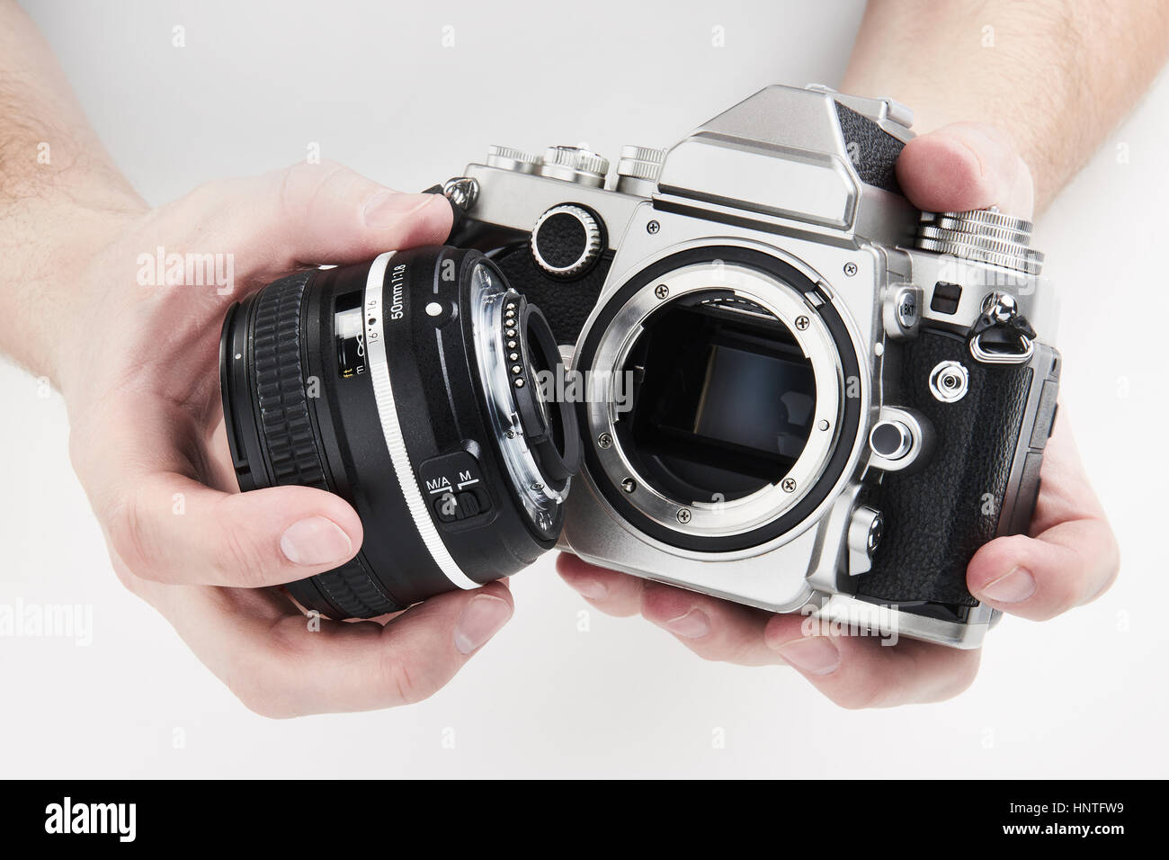 Foto Retro cámara réflex en manos del fotógrafo closeup Fotografía de stock  - Alamy