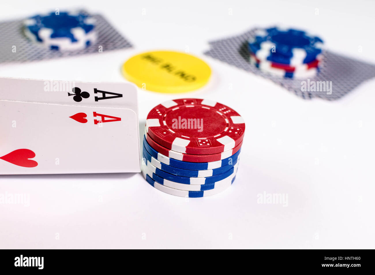 Un juego de Texas Holdem Poker apuestas con fichas Foto de stock