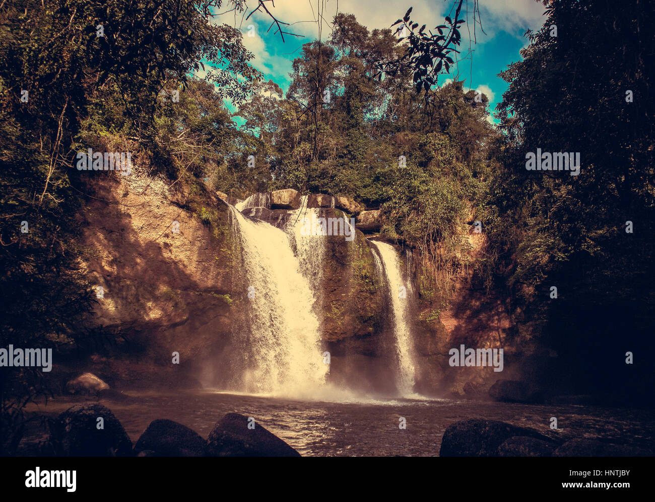 Cascada Natural Bosque exterior hermoso paisaje Foto de stock