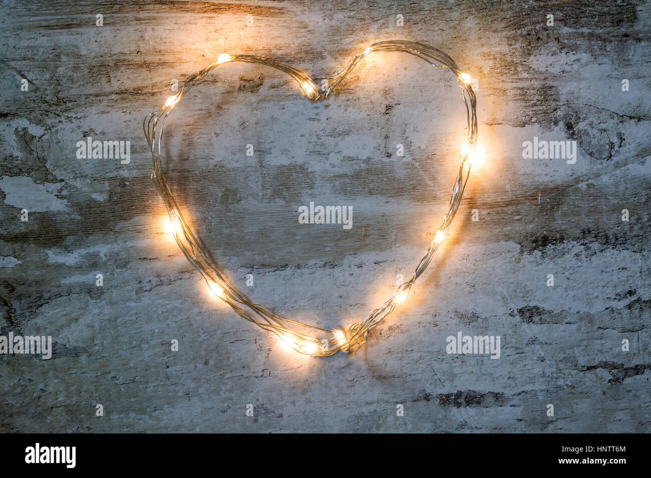 Las luces LED en forma de corazón sobre fondo de madera Fotografía de stock  - Alamy