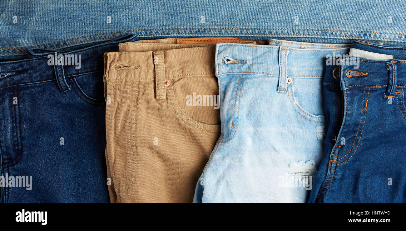 Jeans colorido telón de fondo. Diferentes pantalones vaqueros de color azul Foto de stock