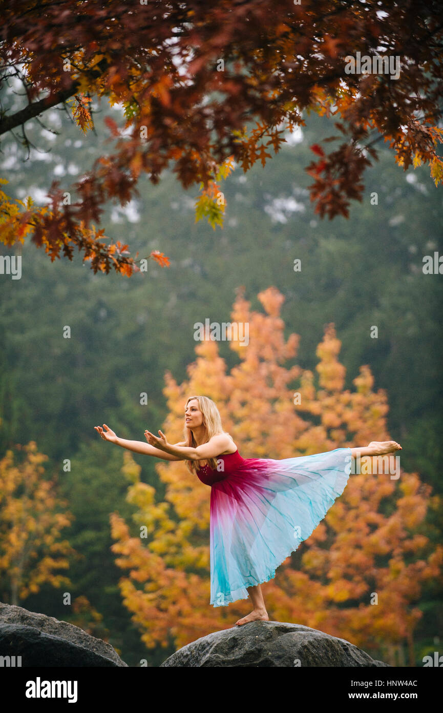 Bailarina caucásica bailando en rock in park Foto de stock