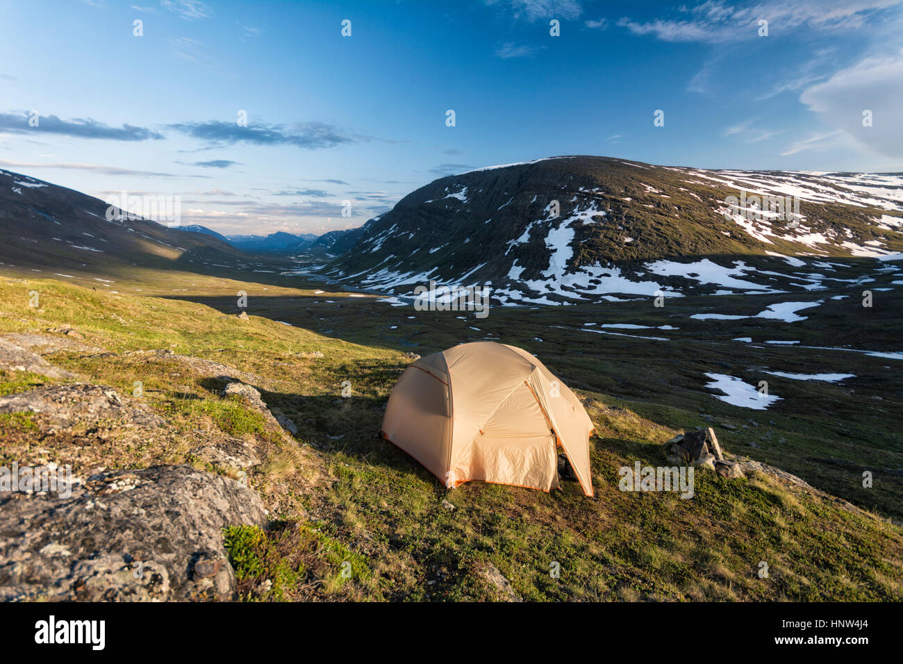 Camping carpa en remoto paisaje Foto de stock