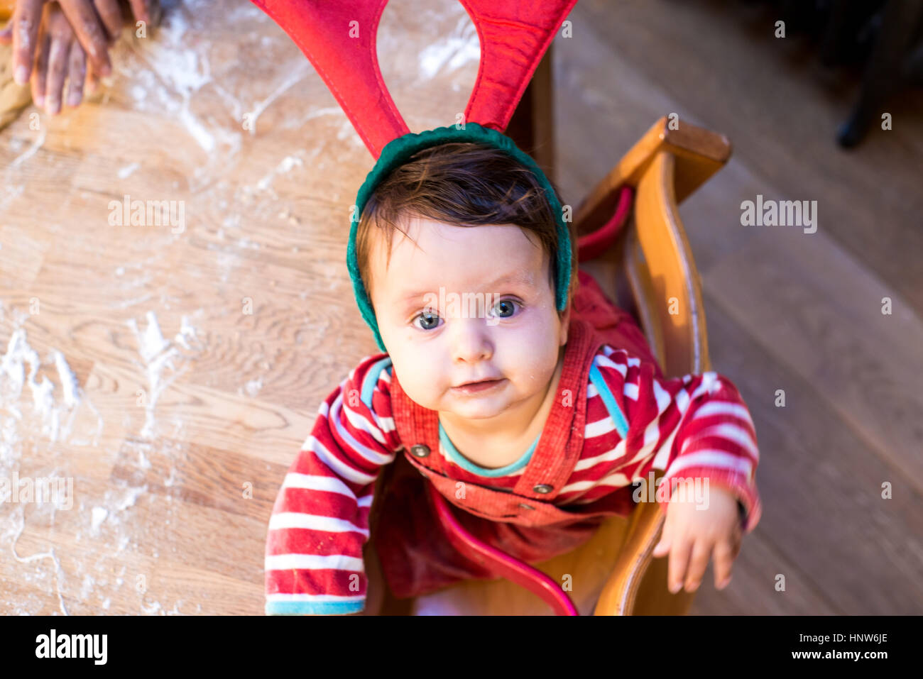 Retrato de Baby Boy wearing reindeer antlers Foto de stock