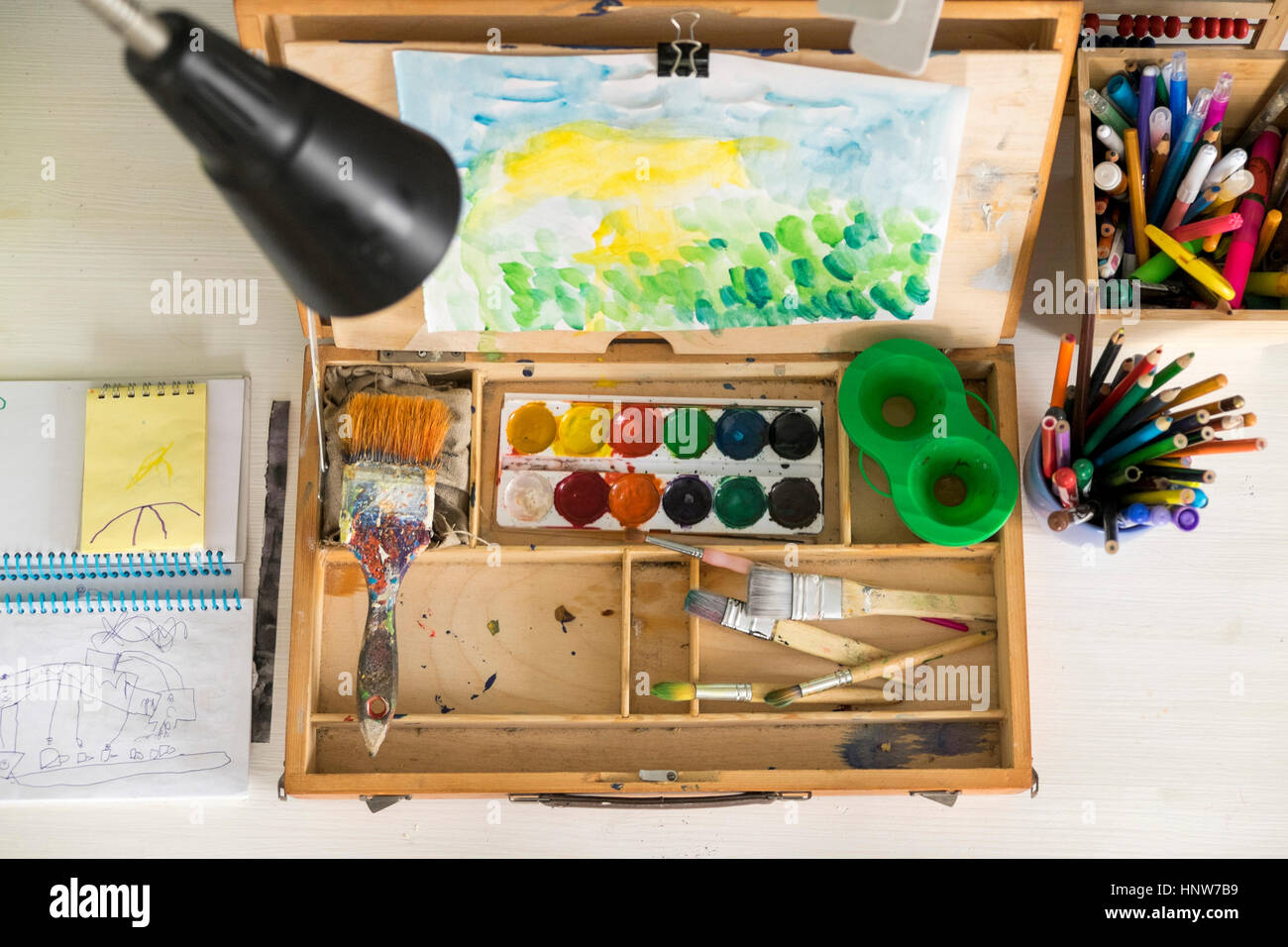Caja de pintura, pinceles, dibujo y surtido de lápices de colores y herramientas de pintura Foto de stock