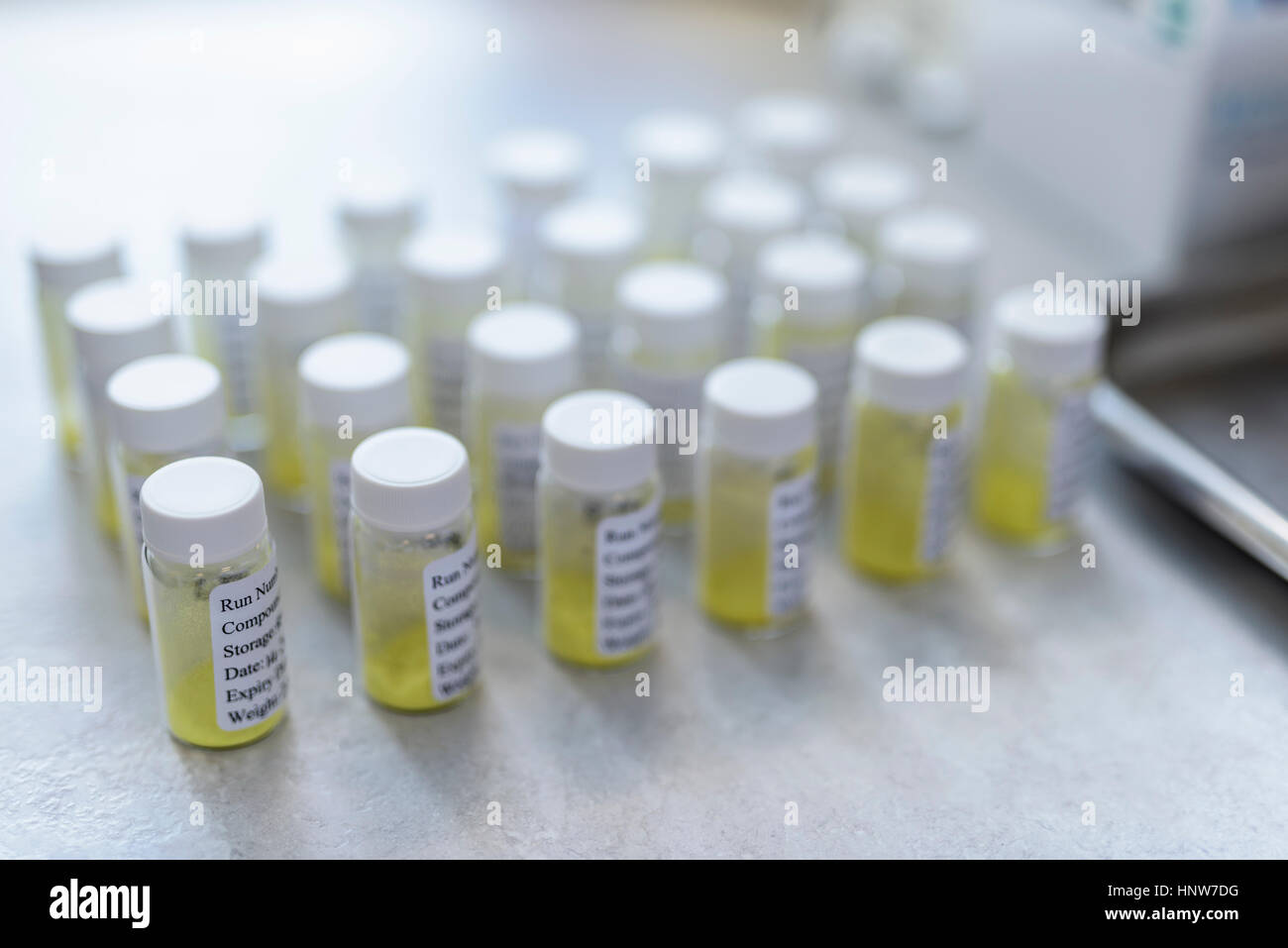 Botellas de muestra de crystal modificada en el laboratorio de investigación de ingeniería de cristal Foto de stock