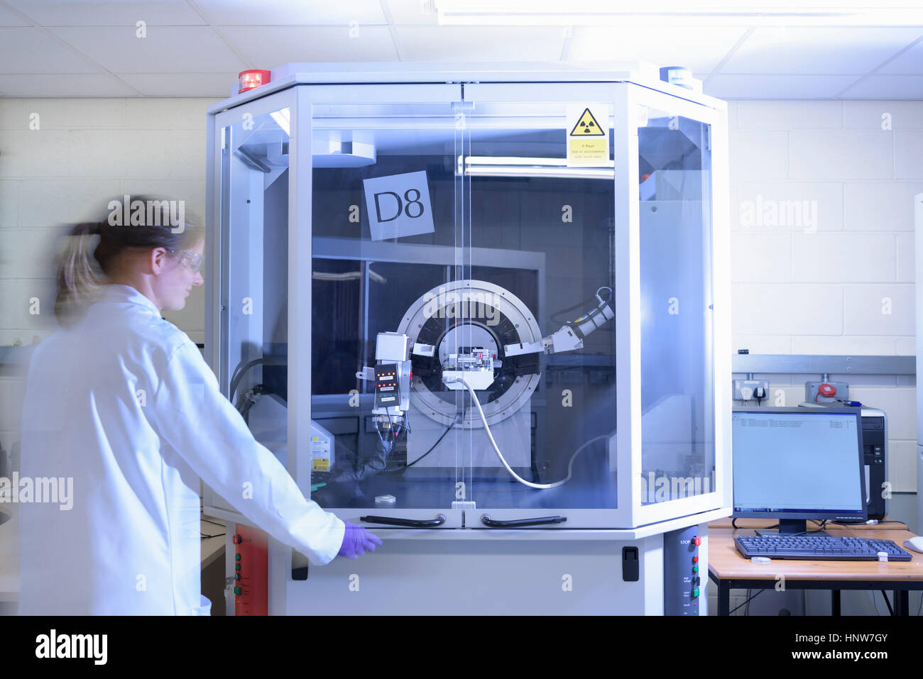 Scientist crystal operativo máquina de difracción de rayos x en el laboratorio de investigación de ingeniería de cristal Foto de stock