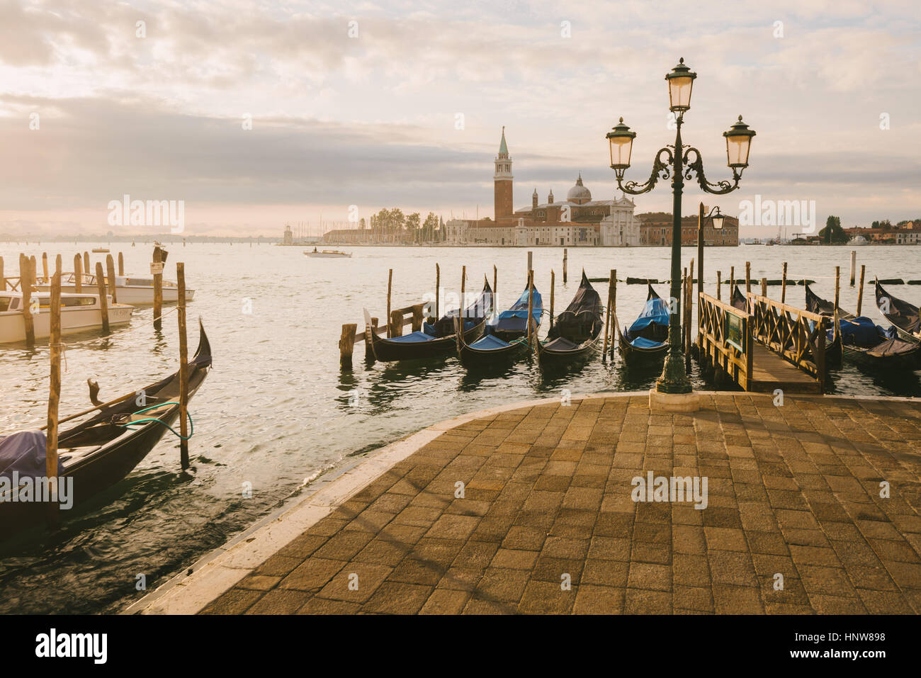 Las góndolas en el Gran Canal, la isla de San Giorgio Maggiore en segundo plano, Venecia, Italia Foto de stock