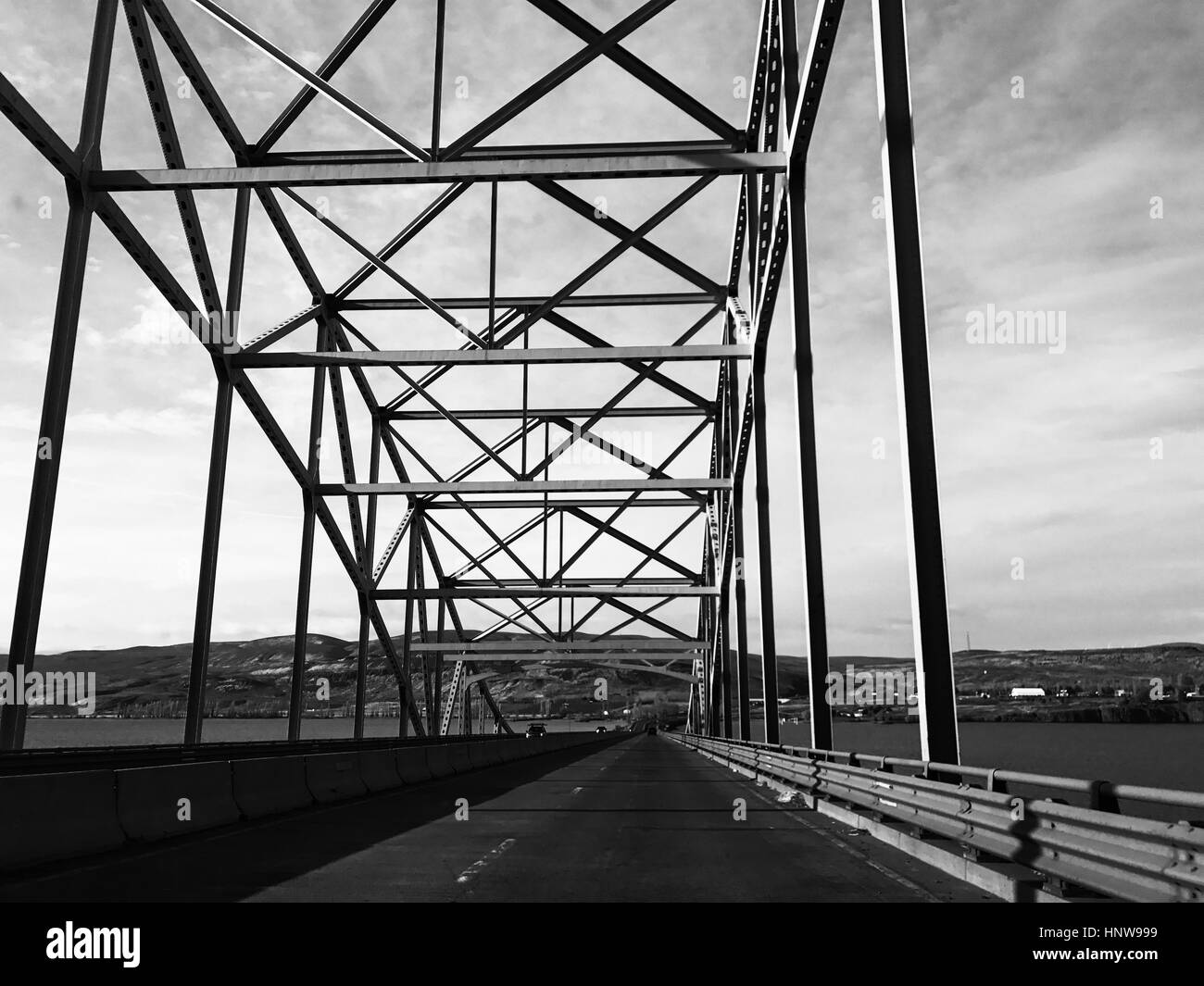 Puente colgante, bw fotografía Foto de stock