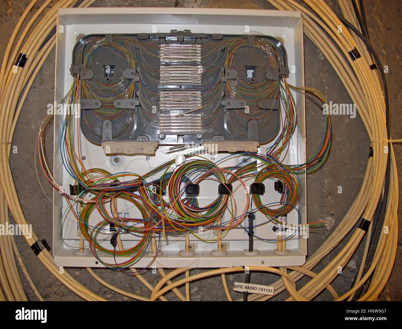 Caja de empalme de cable de fibra óptica, Hi Tech, internet, televisión,  teléfono, París, Francia, Europa Fotografía de stock - Alamy