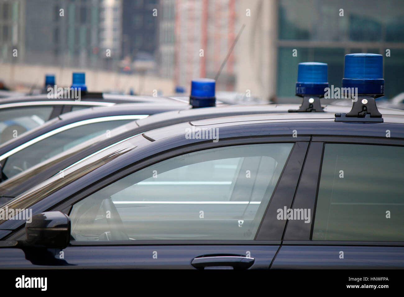 Luz azul de emergencia en el techo del coche de policía conocido como  Blaulicht en Alemania Fotografía de stock - Alamy