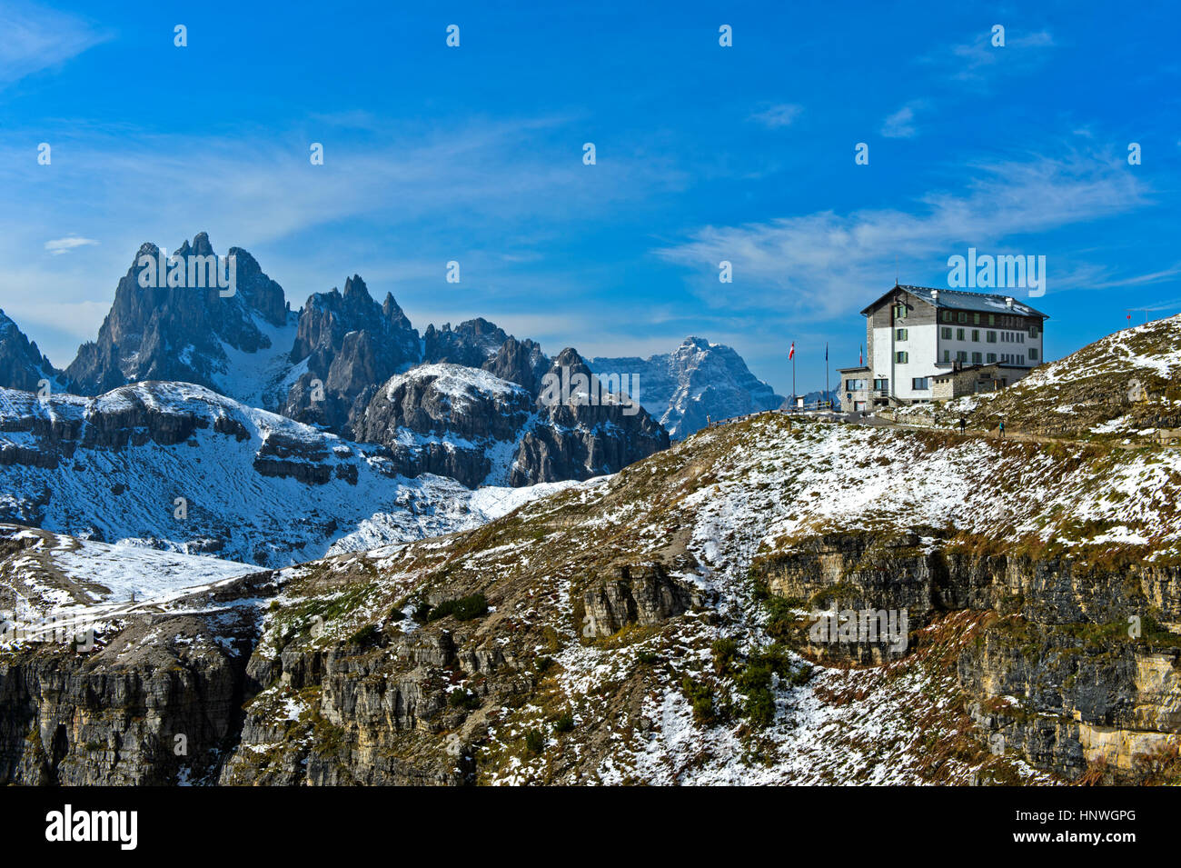 Cabaña de montaña Rifugio Auronzo en los senderos de los tres picos paseo circular Sexten, dolomitas, Tirol del Sur, Trentino-Alto Adigio, Italia Foto de stock
