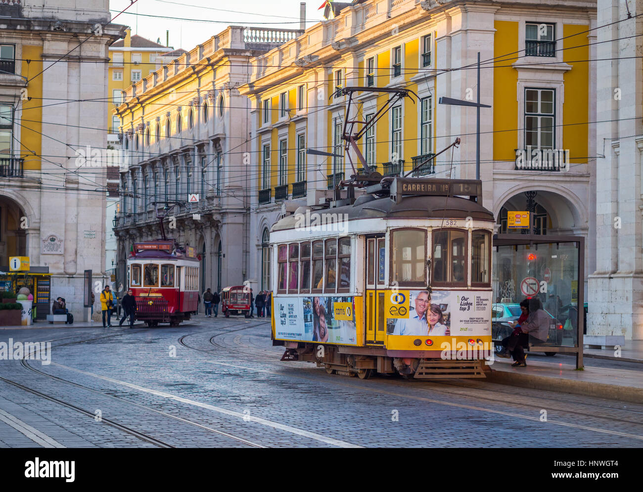 Lisboa, Portugal - 10 de enero de 2017: viejos tranvías en la Praca do Comercio (Commerce Square) en Lisboa, Portugal. Foto de stock
