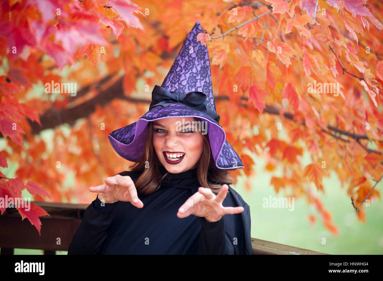 Chica haciendo cara vestida como una bruja de Halloween Foto de stock
