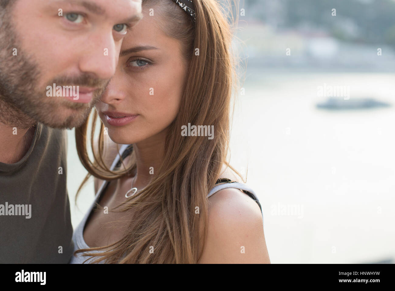Retrato de sensual de la joven pareja en la zona ribereña, Budapest, Hungría Foto de stock