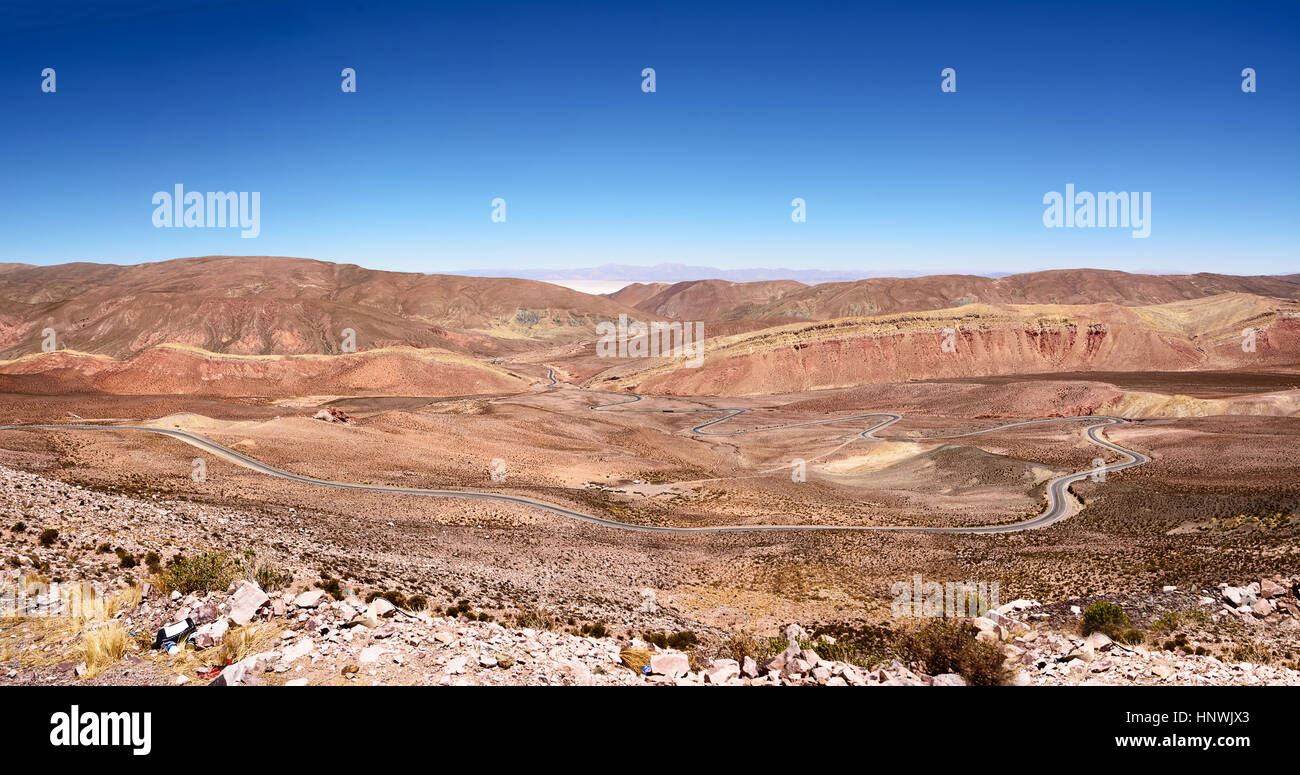 Las curvas de la ruta 52 en el valle de Salinas Grandes (Argentina) Foto de stock