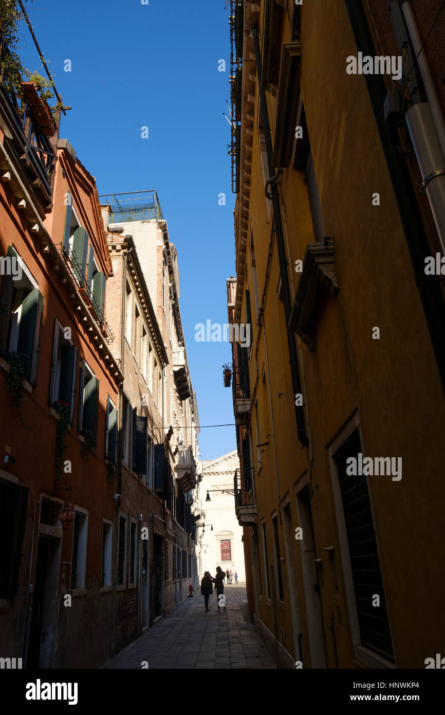 Los turistas recortaba el pequeño callejón abajo. Venecia, Italia Foto de stock