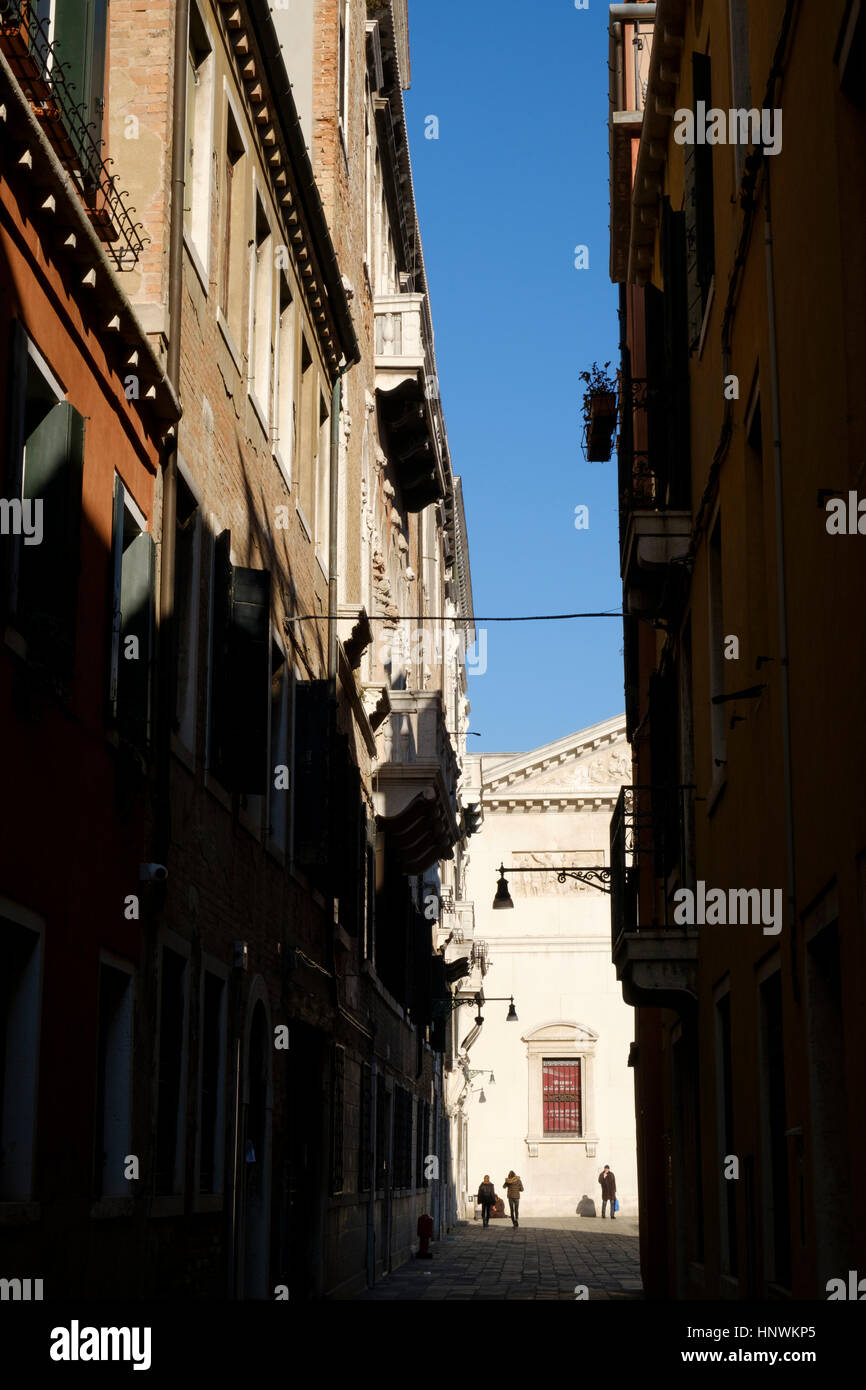 Los turistas recortaba el pequeño callejón abajo. Venecia, Italia Foto de stock