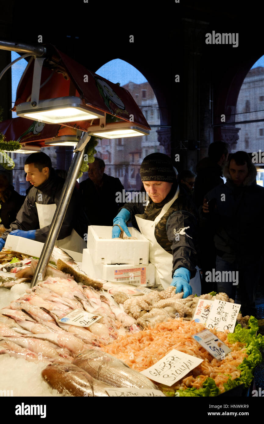 Mercado de Rialto, el Mercado de Rialto de Venecia, Italia. Venecia más importante del mercado de alimentos Foto de stock