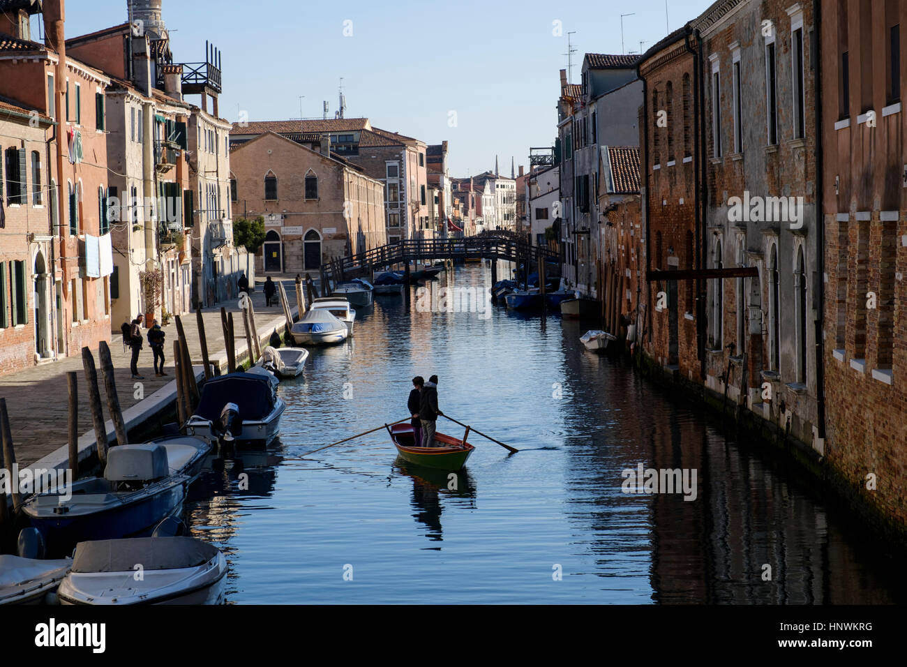 Par de remo remo tradicional veneciano en barco por el canal. Italia Foto de stock