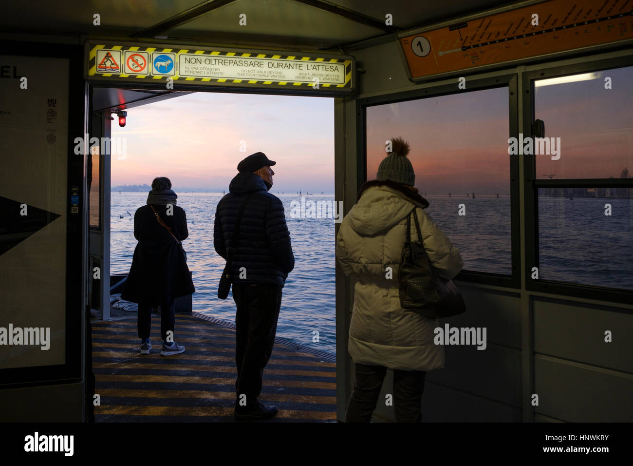 Los pasajeros esperando en la parada de vaporetto Arsenale. Venecia, Italia. Foto de stock