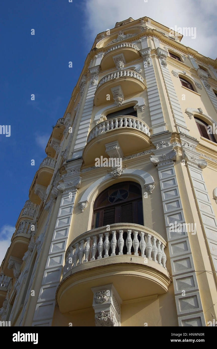Gómez de Avila Edificio, ver la torre de esquina. La Plaza Vieja, La Habana, Cuba Foto de stock