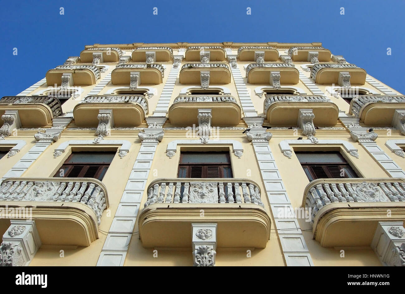 Vista de la fachada del edificio Gómez de Avila, la Plaza Vieja, La Habana, Cuba Foto de stock