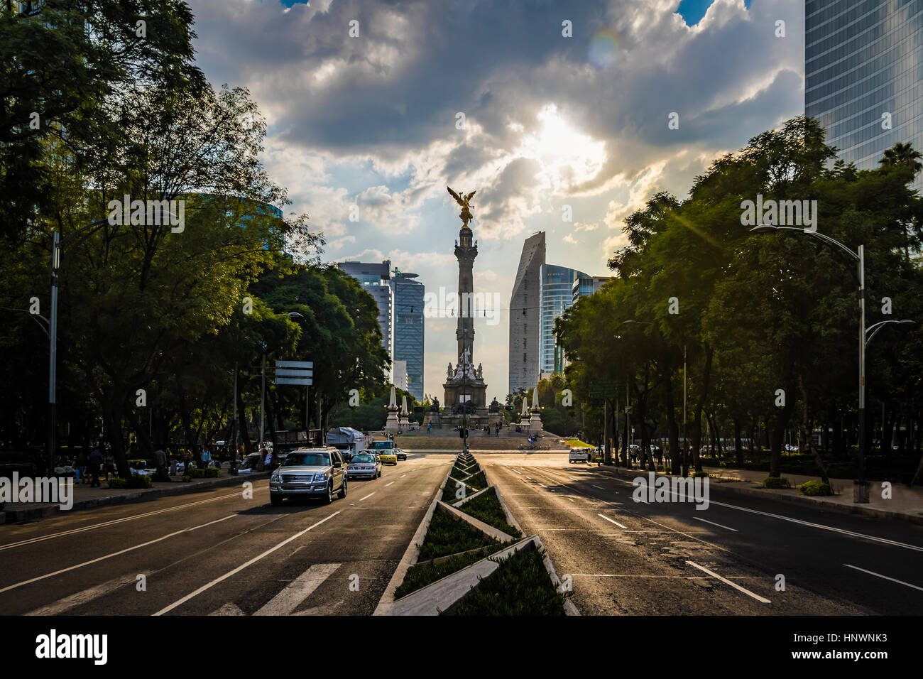 La avenida Paseo de La Reforma y del Ángel de la independencia monumento - Ciudad de México, México Foto de stock