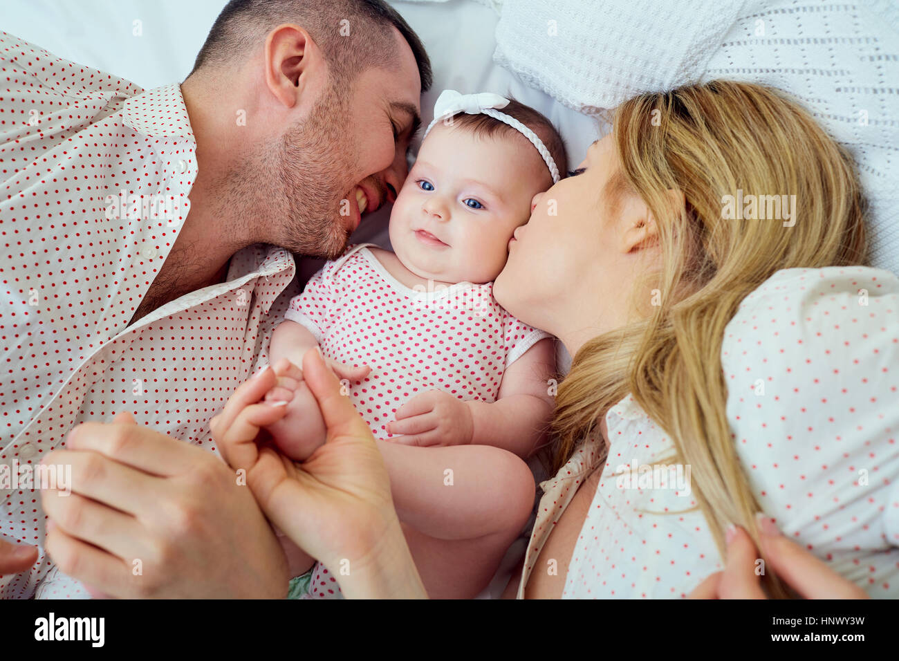 Mama Y Papa Besando A Su Bebe Acostado En La Cama Fotografia De Stock Alamy