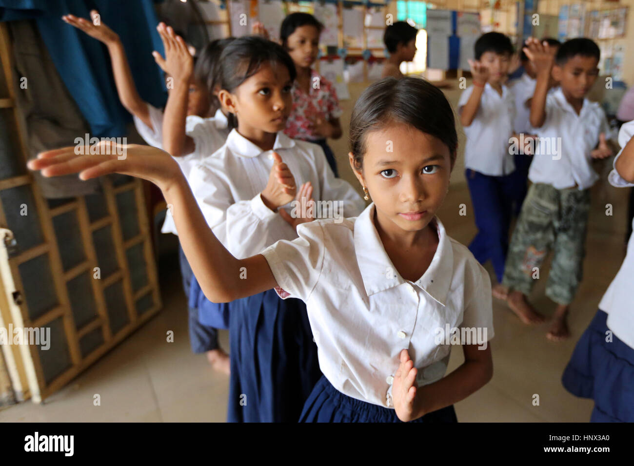 Chicos y chicas haciendo yoga y clases de baile en el centro de guardería Lindalva para los hijos de los trabajadores textiles en Phnom Penh, Camboya, Asia Foto de stock