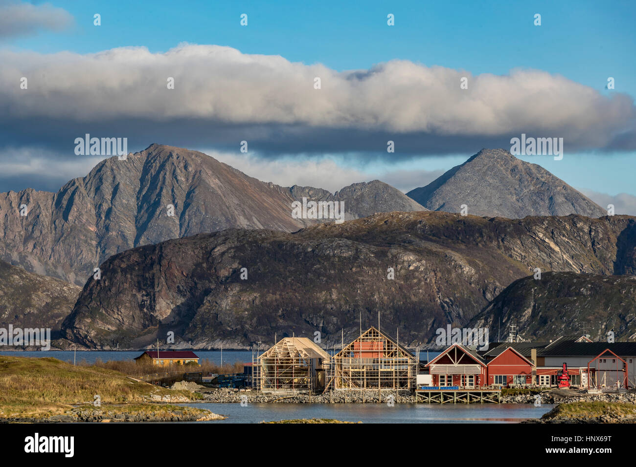 Vista de Sommaroy Isla Noruega del ártico en otoño. Foto de stock