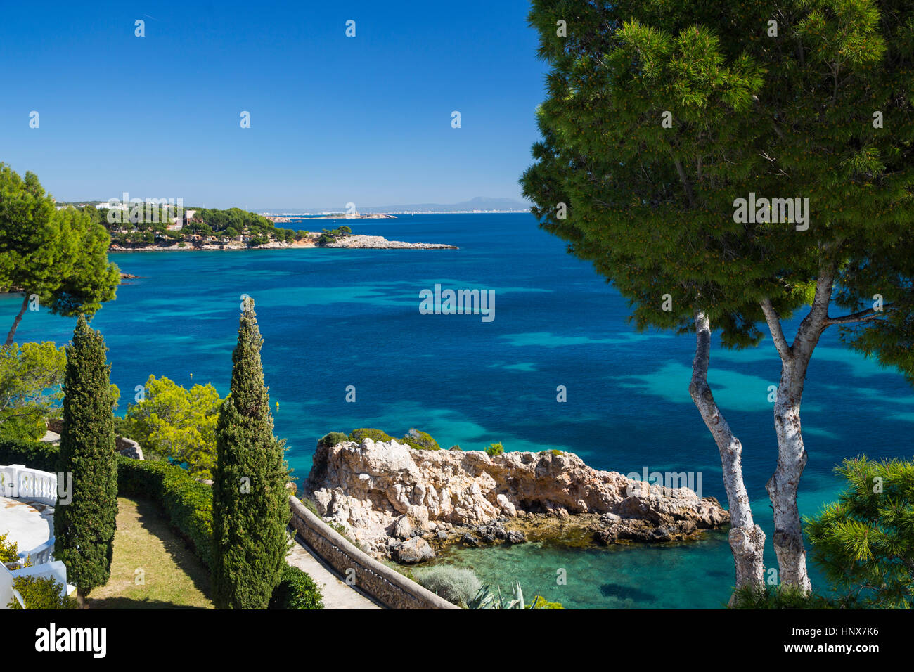 Vista elevada de costa y mar azul, Calvià, Mallorca, España Foto de stock