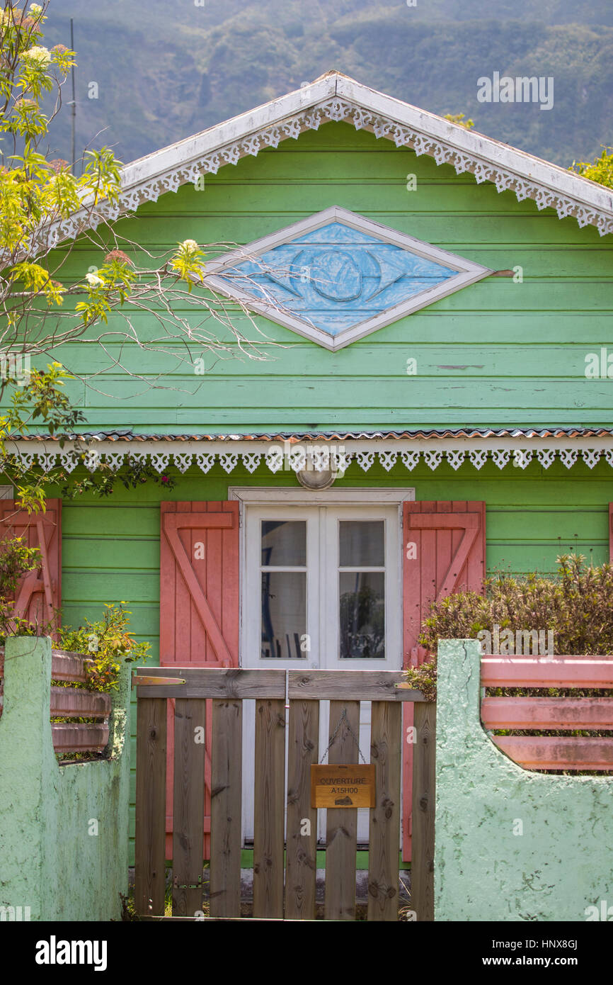 Casa pintada de verde fotografías e imágenes de alta resolución - Alamy