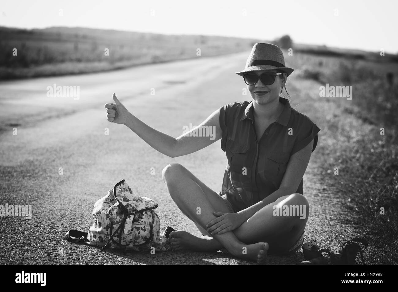 La mujer del viajero en el camino Foto de stock