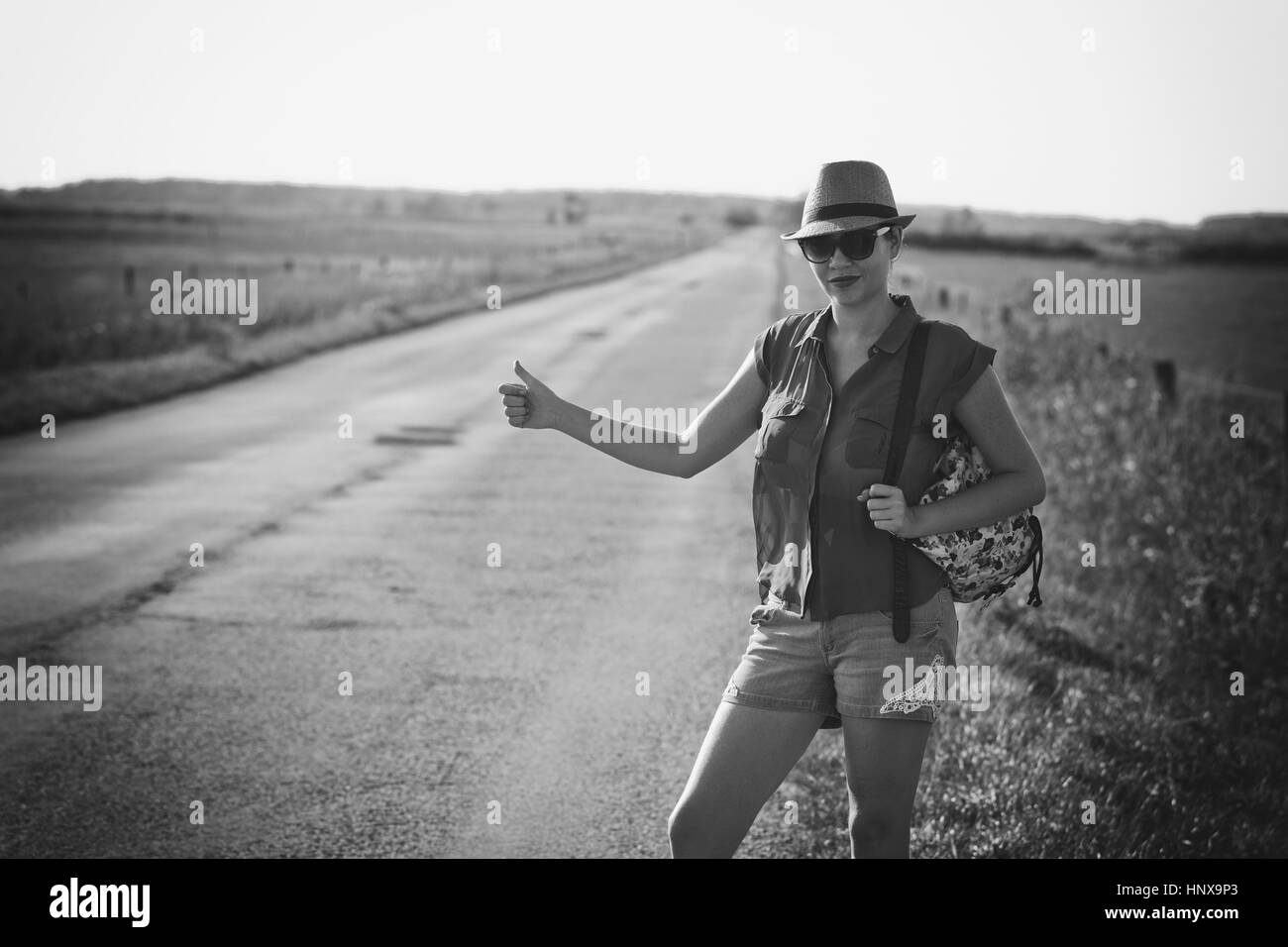 La mujer del viajero en el camino Foto de stock