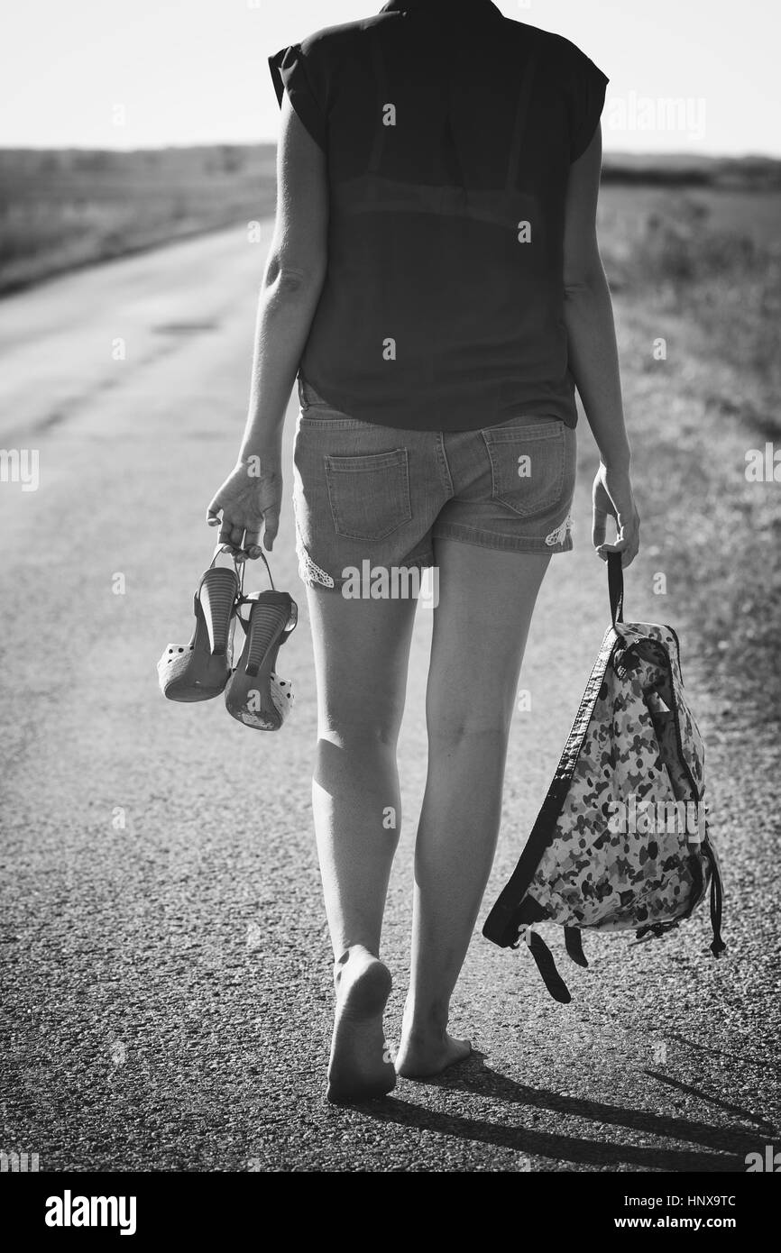 La mujer del viajero en el camino Foto de stock