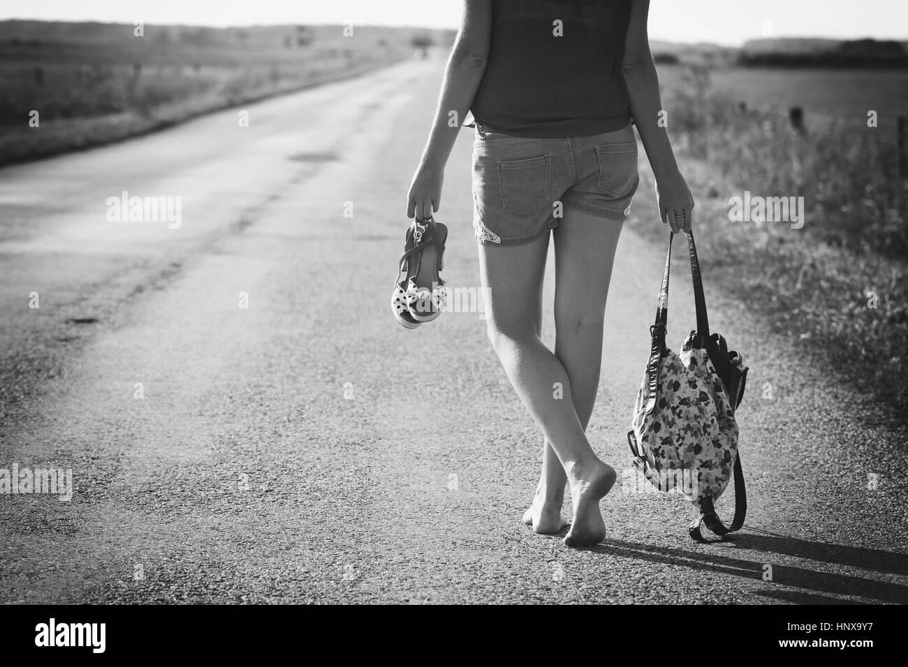 La mujer del viajero en el camino Foto de stock