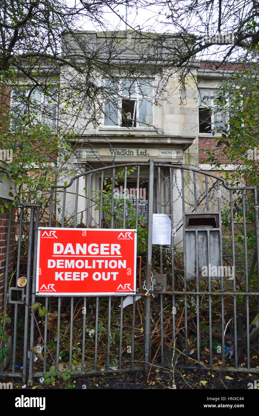 Demolición de Wadkin Ltd de fábrica y oficina bloque en Green Lane Road, Leicester, Inglaterra. Incluyendo el periodo Art Decó bloque de oficinas. Foto de stock